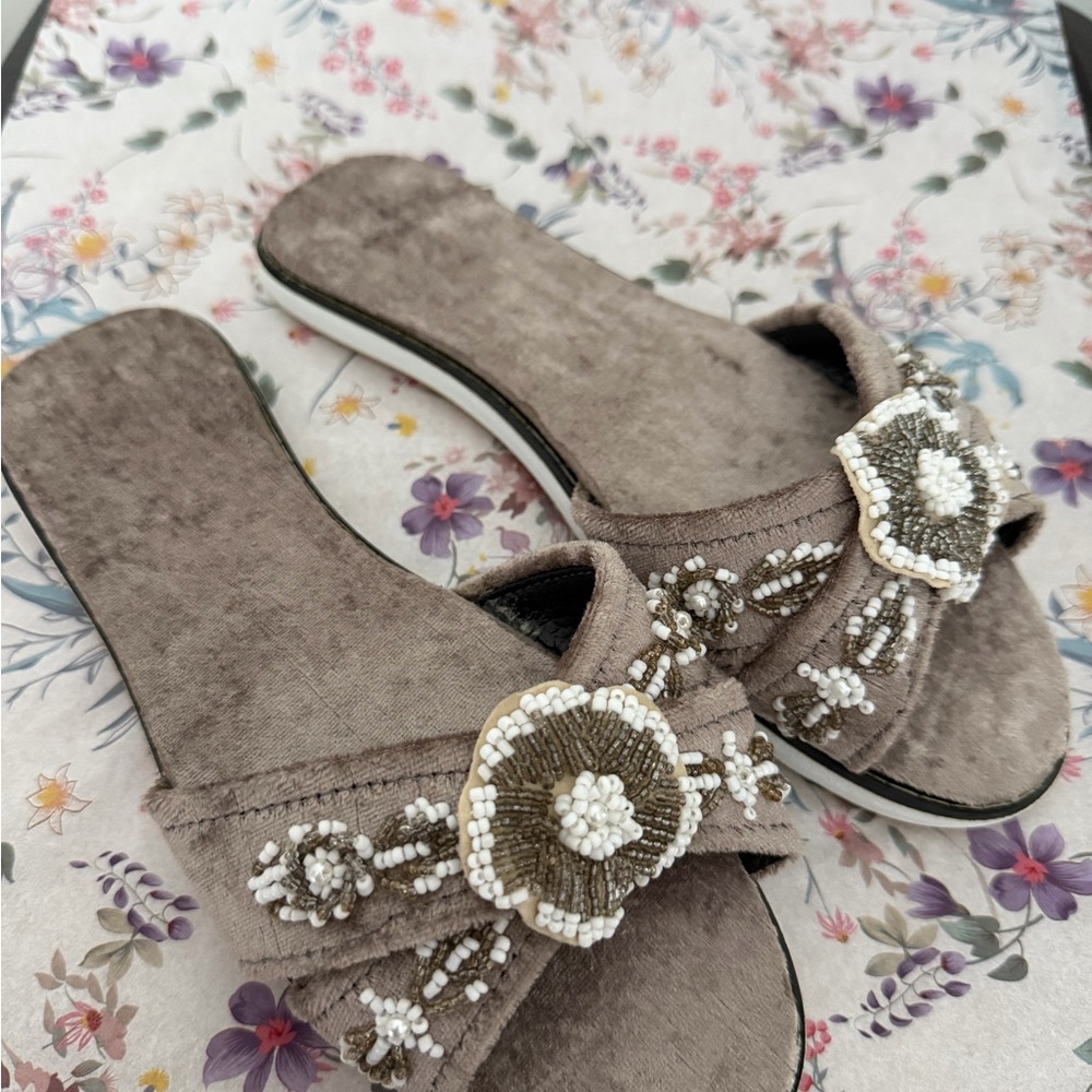 Elegant Beaded Alpombra Women's Slide Sandals